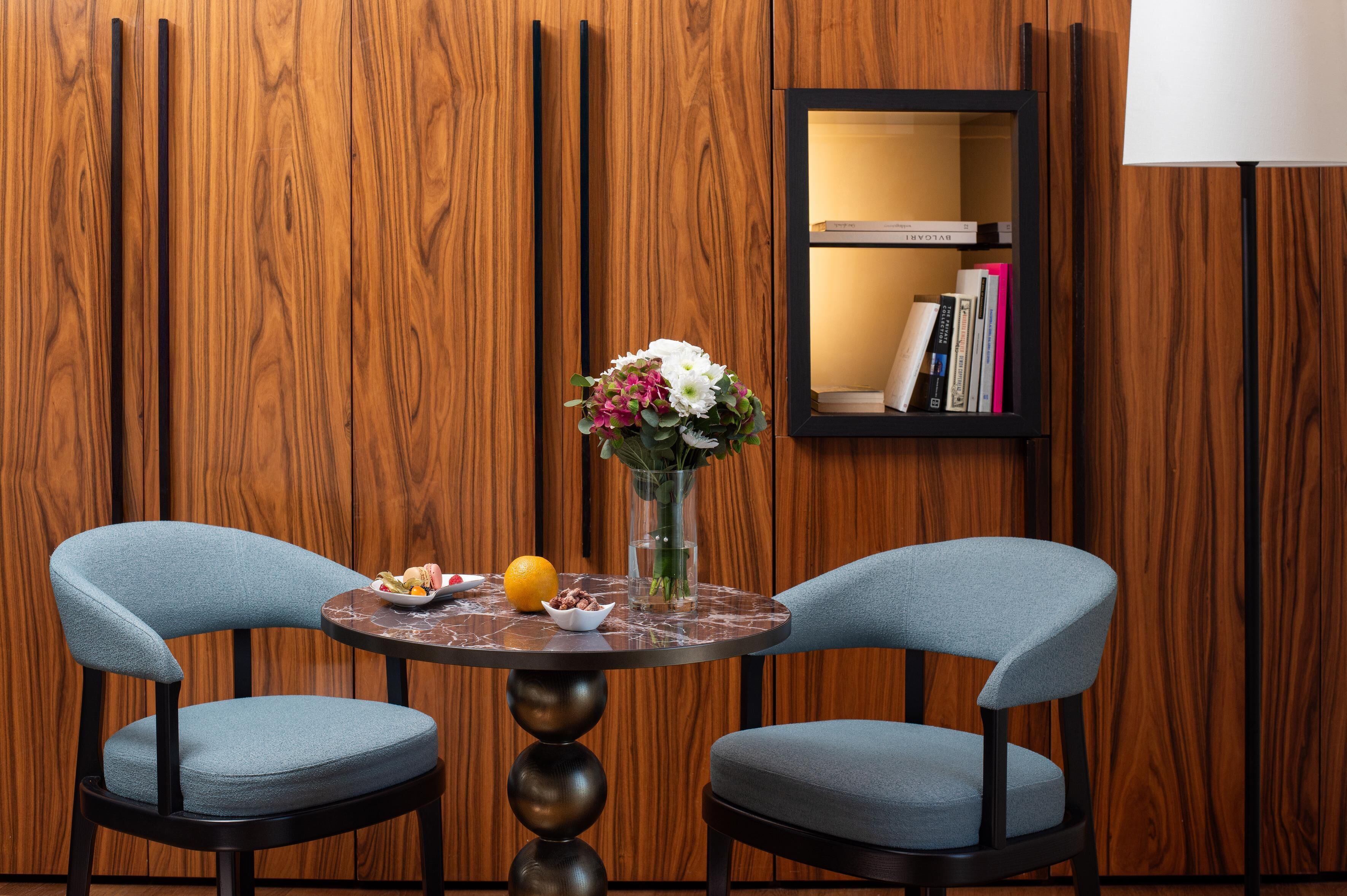 Een minibar, een kluis op de kamer, een bureau, verduisterende gordijnen