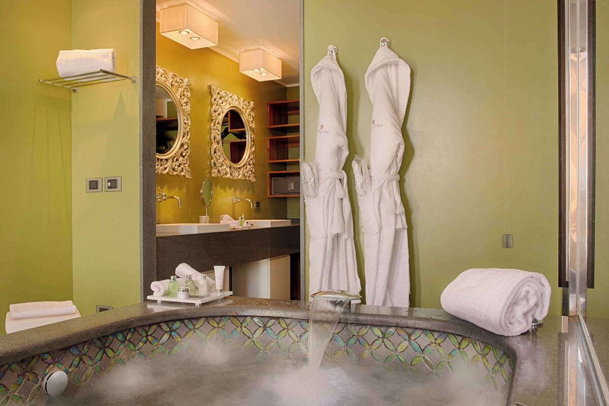 presidential suite, terrace | bathroom | combined shower/bathtub, deep-soaking bathtub, rainfall showerhead