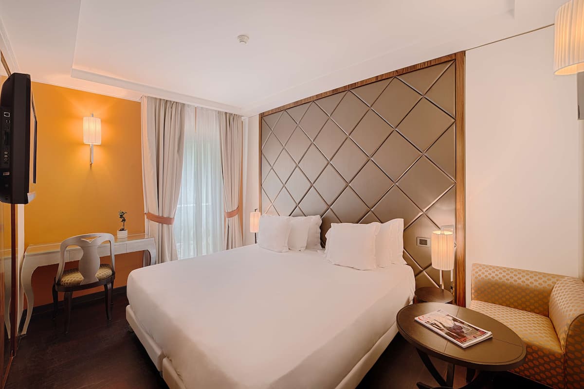 Superior Room | Minibar, in-room safe, desk, blackout curtains