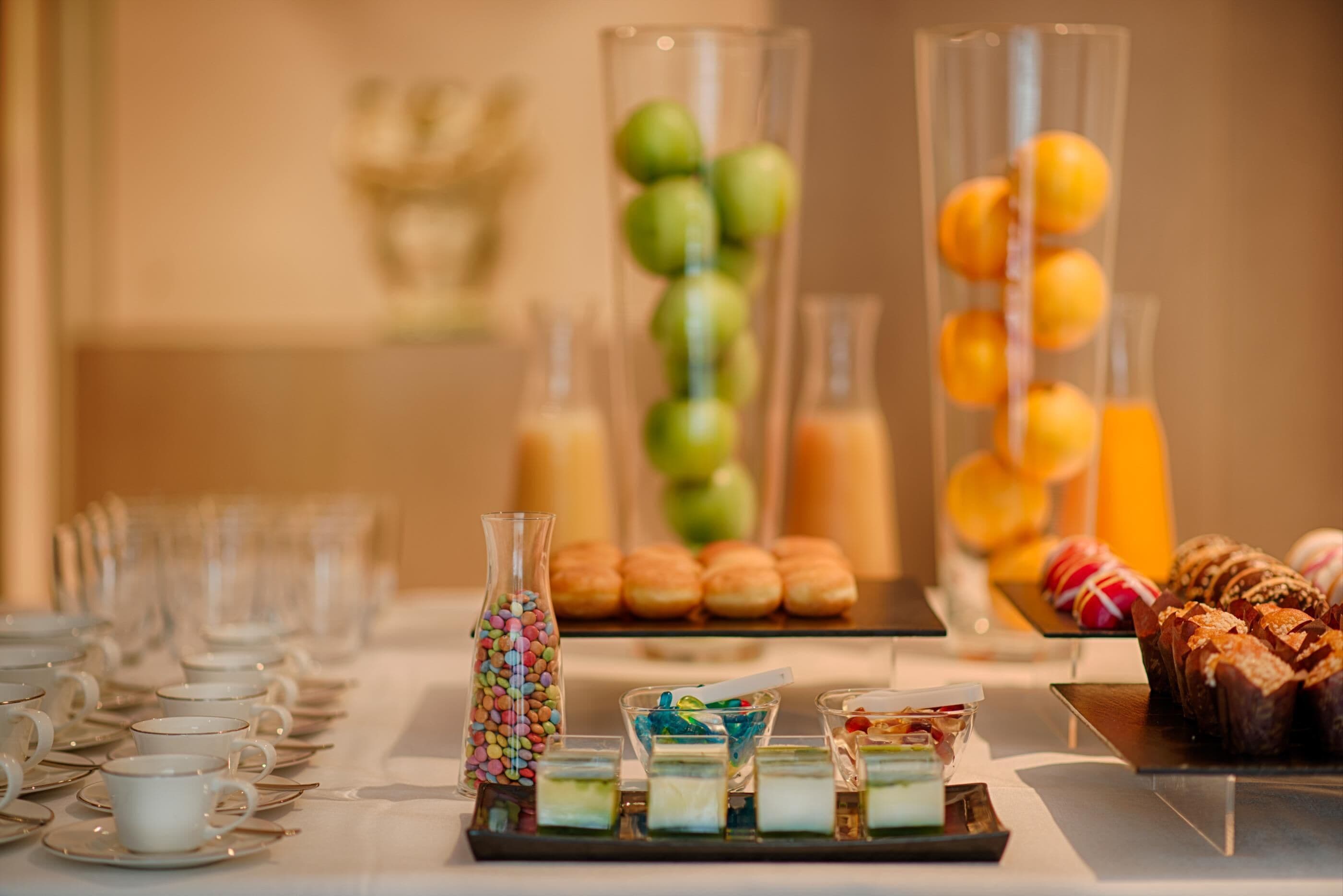Uma mesa de buffet com diversos alimentos e bebidas.