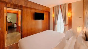 Frigobar, cofres nos quartos, escrivaninha, cortinas blackout