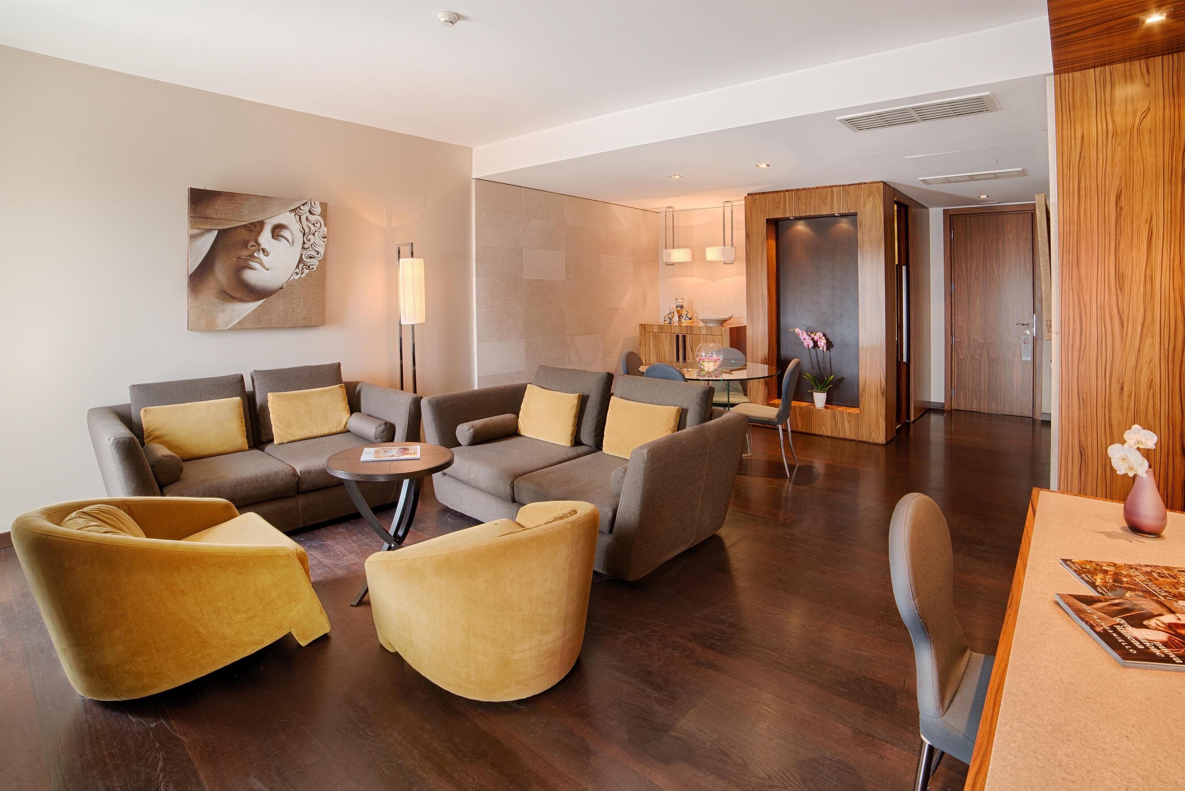 Presidential-sviitti, terassi (View) | Minibaari, tallelokero huoneessa, työpöytä, pimennysverhot