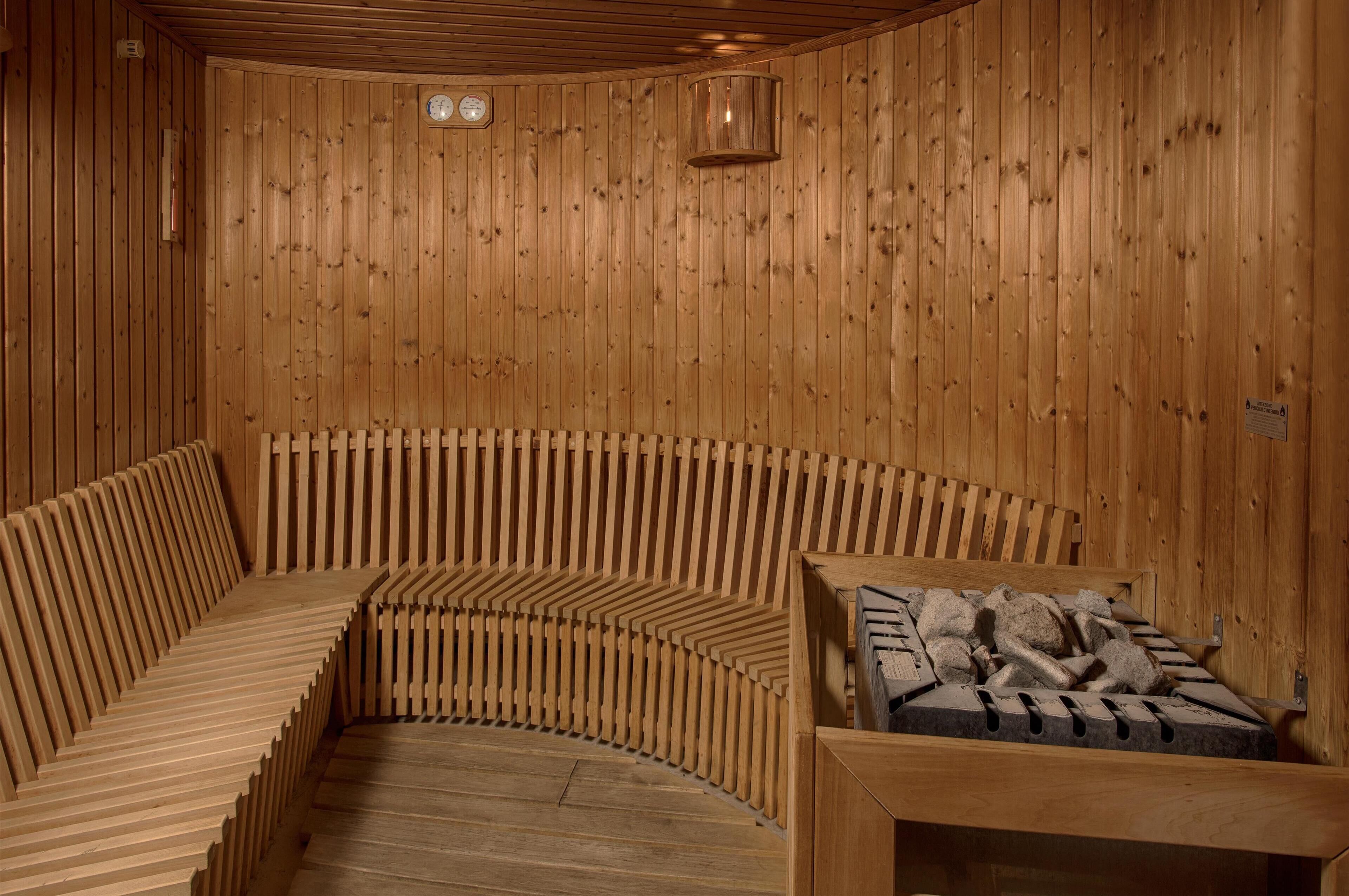 Eine Sauna mit Holzwänden und Bänken.
