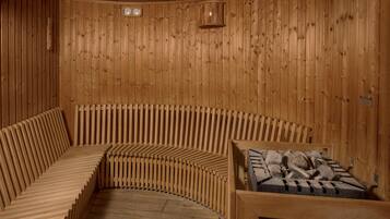 Eine Sauna mit Holzwänden und Bänken.