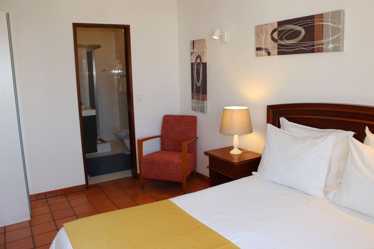 Wifi gratis y ropa de cama
