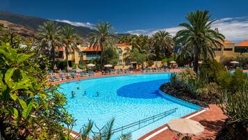 Piscine extérieure, parasols de plage, chaises longues