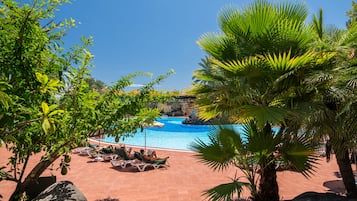 Piscine extérieure, parasols de plage, chaises longues