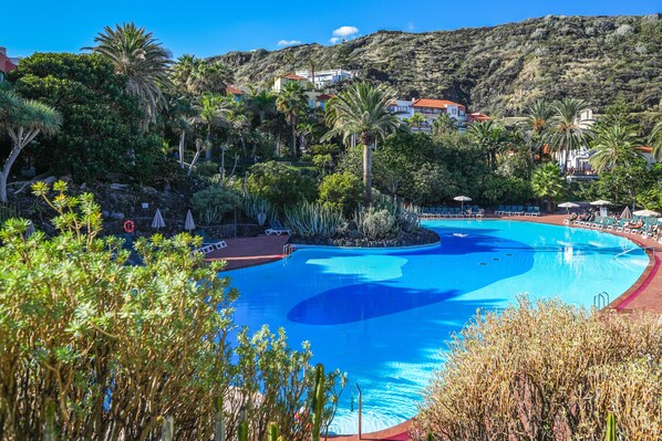 Outdoor pool, pool umbrellas, sun loungers