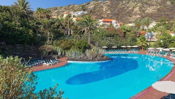 Outdoor pool, pool umbrellas, sun loungers