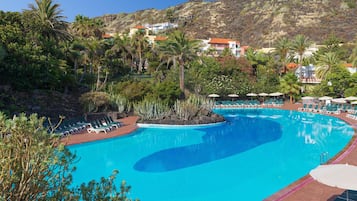 Piscine extérieure, parasols de plage, chaises longues