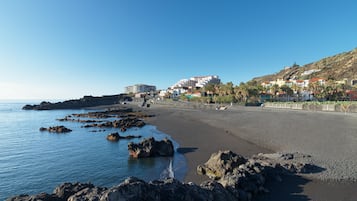 Aan het strand, zwart zand
