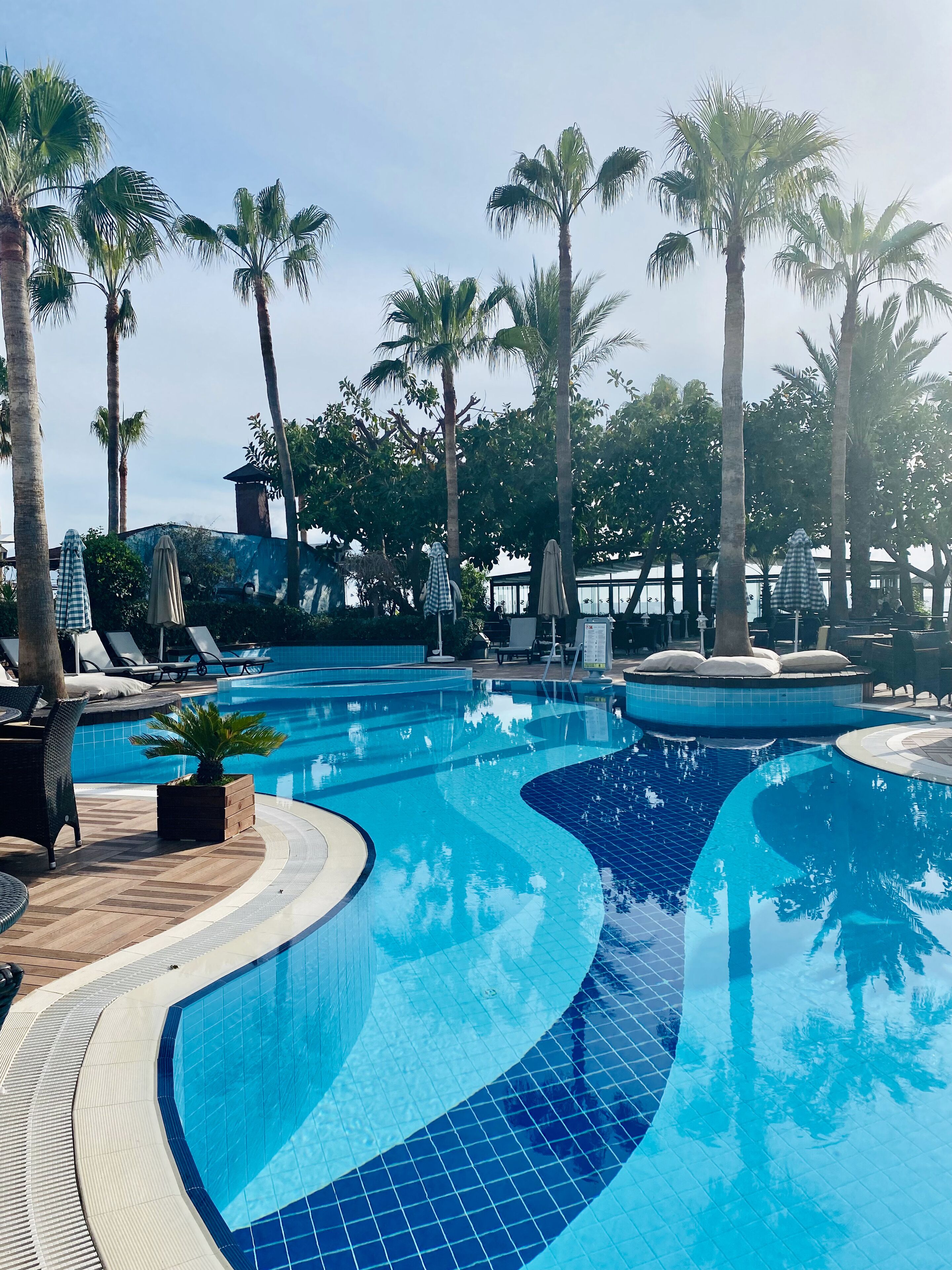 季節性室外游泳池，提供泳池遮陽傘和日光浴躺椅