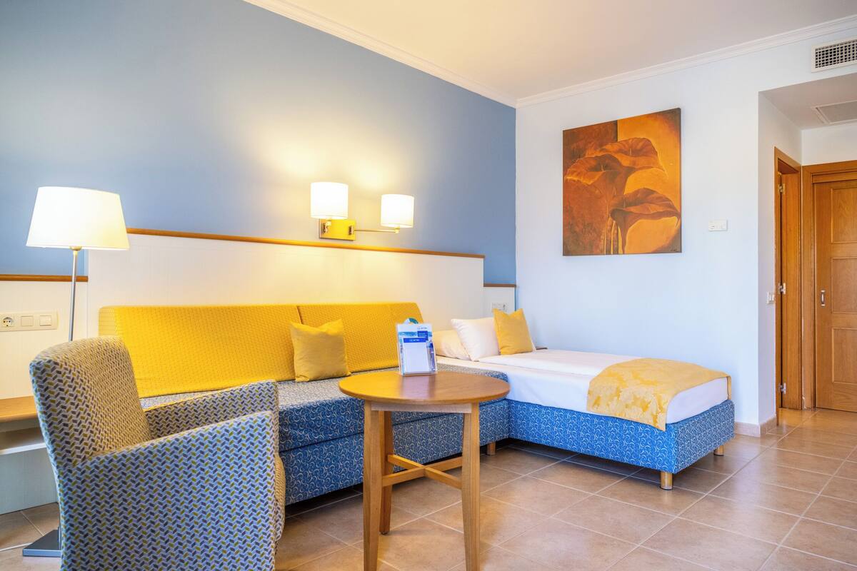Down comforters, in-room safe, WiFi (free), bed sheets