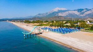 室內泳池、2 個室外泳池；08:00   至 18:00 開放；泳池傘、躺椅