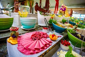 5 restaurants servant le petit déjeuner, le déjeuner et le dîner