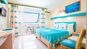 Une chambre d’hôtel avec un lit, un bureau, une chaise, une télévision et une fenêtre avec des rideaux.
