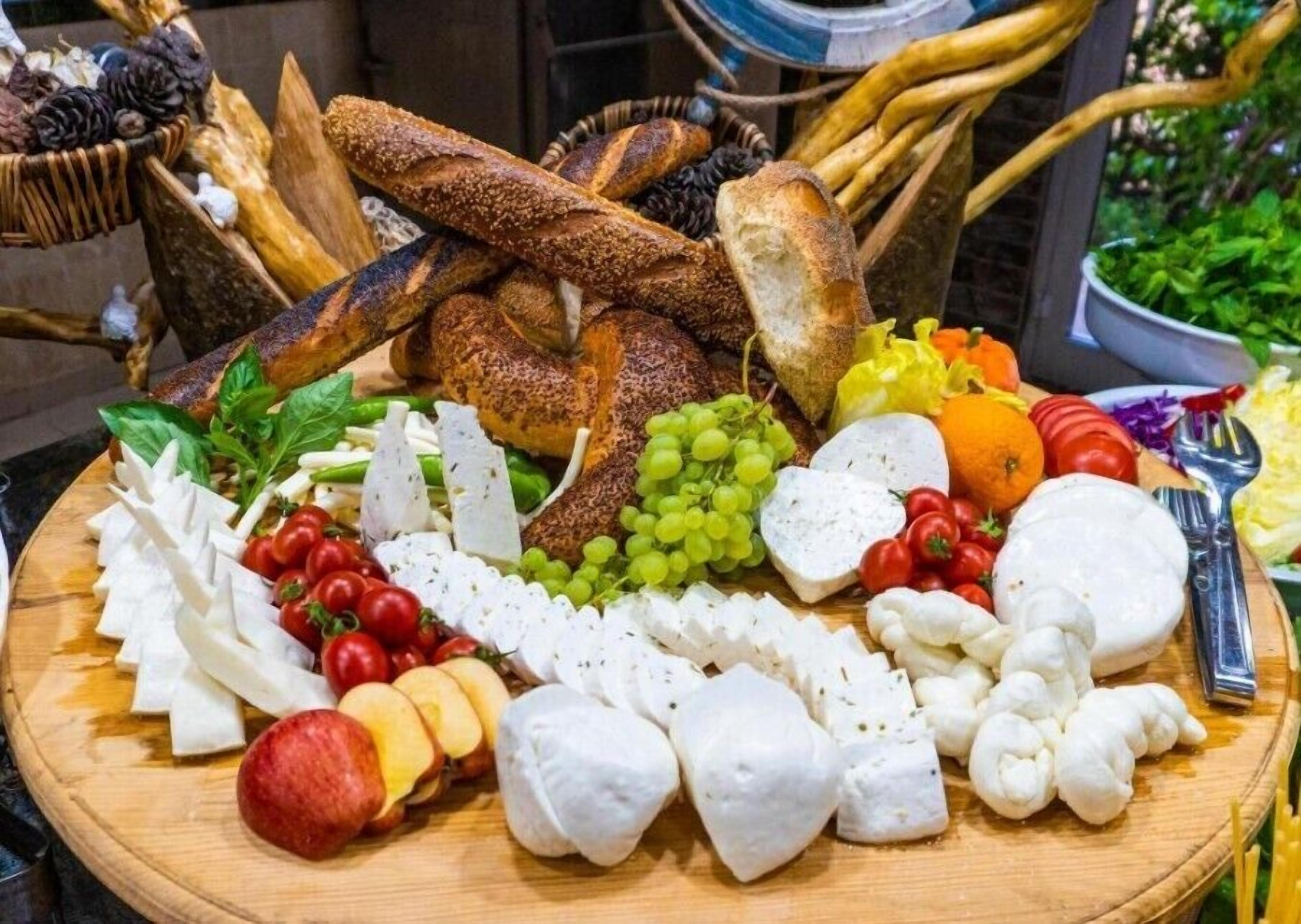 朝食 (ビュッフェ)、毎日提供 (無料)