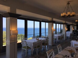 Desayuno continental (EUR 12 por persona)