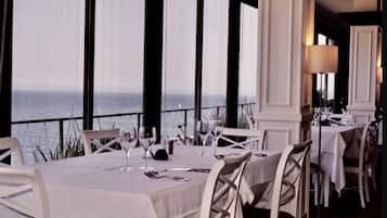DĂźner servi sur place, vue sur la mer