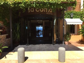 Entrada al alojamiento