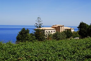 Vista frontal de la propiedad