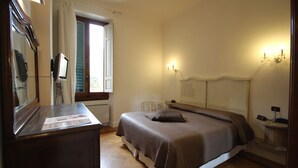 Habitación con 1 cama matrimonial o 2 individuales | Cunas gratuitas, camas extra y wifi gratis