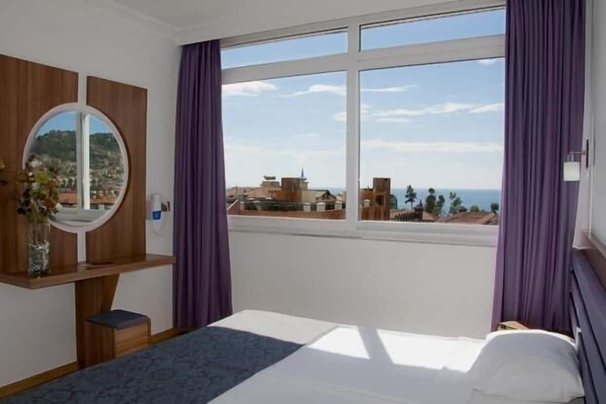 Standaard suite, 1 slaapkamer | Een minibar, een bureau, gratis babybedden