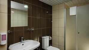 A bathroom with a sink, toilet, and a mirror. - Sealine Hotel (Alanya)