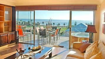 Superior penthouse, 3 slaapkamers, uitzicht op zee | Woonruimte | Televisie