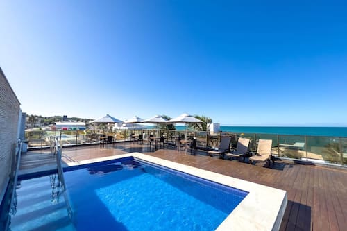 3 piscines extérieures, accès possible de 9 h à 17 h, parasols