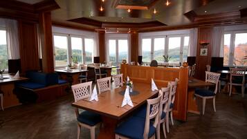 Breakfast, lunch, dinner served; Regional cuisine, alfresco dining