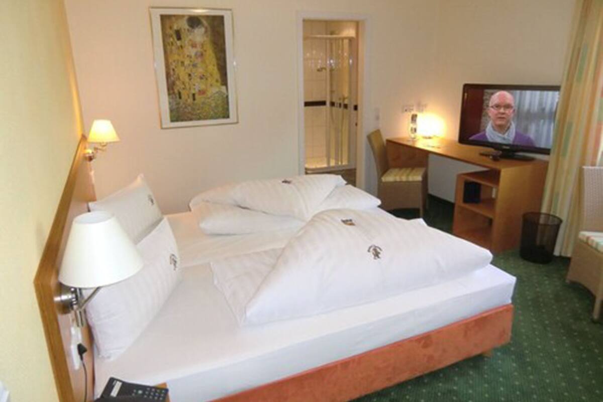 double room | 1 bedroom, hypo-allergenic bedding, select comfort beds, in-room safe