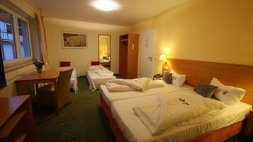 Double Room | Hypo-allergenic bedding, Select Comfort beds, in-room safe, desk