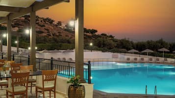 Outdoor pool, pool umbrellas, sun loungers