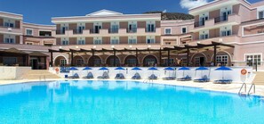 Outdoor pool, pool umbrellas, sun loungers - Mare Village (Ierapetra)