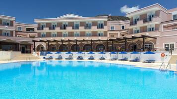 Piscine extérieure, parasols de plage, chaises longues