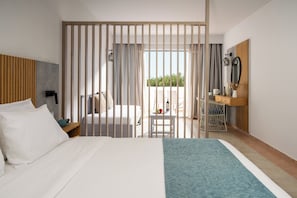 Quarto casal, vista para o jardim | Cofres nos quartos, cortinas blackout, Wi-Fi de cortesia, roupa de cama