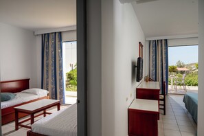 Quarto família, vista para o jardim | Cofres nos quartos, cortinas blackout, Wi-Fi de cortesia, roupa de cama