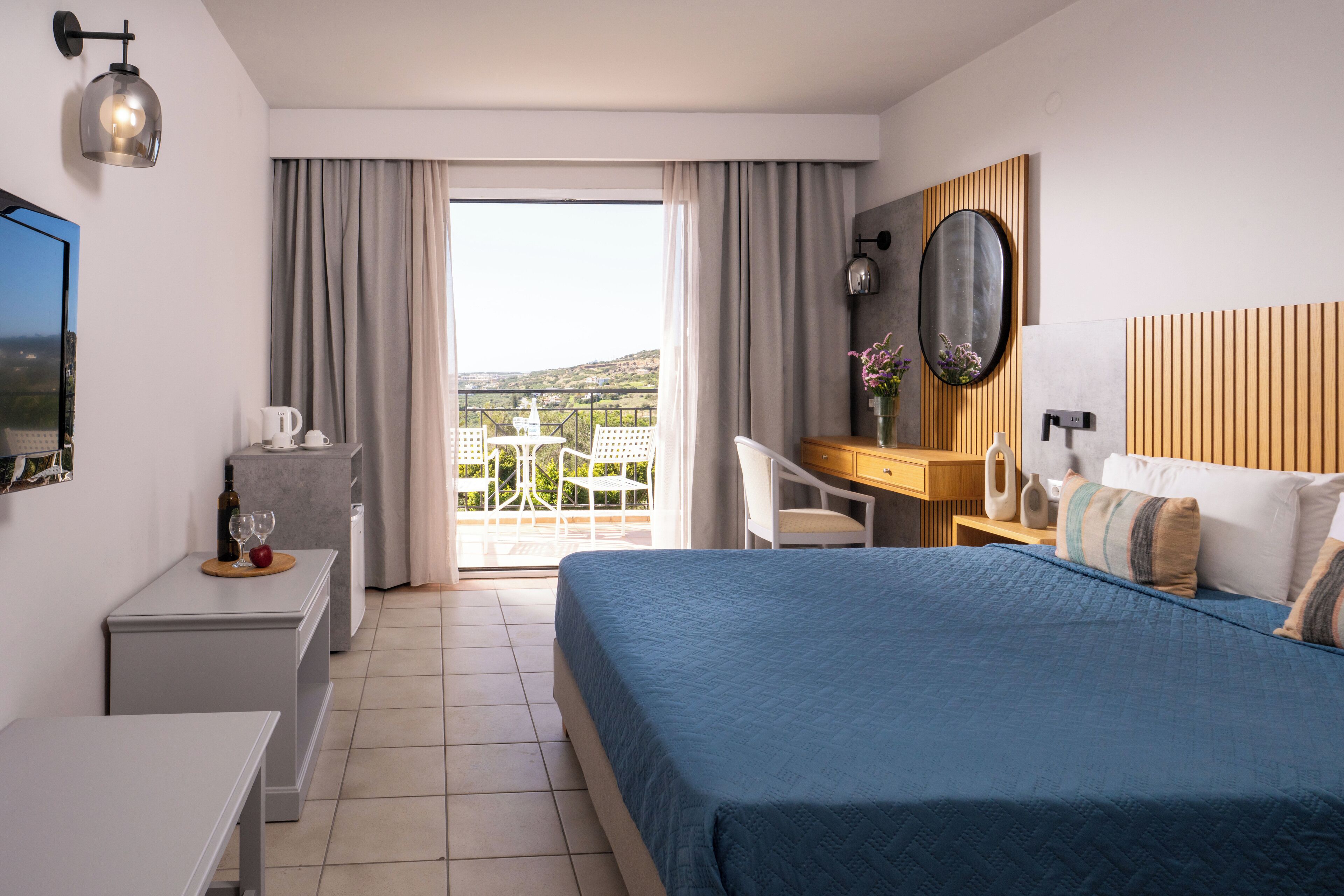 Familierom, hageutsikt | Safe på rommet, blendingsgardiner, wi-fi (inkludert) og sengetøy