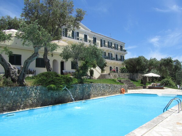Outdoor pool - Levant Hotel (Corfu)