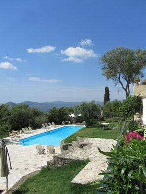 Outdoor pool - Levant Hotel (Corfu)
