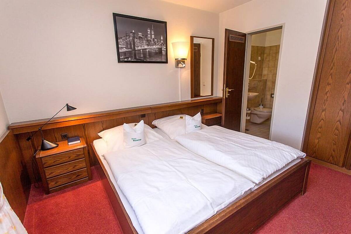 Double Room | In-room safe, desk, WiFi (free)