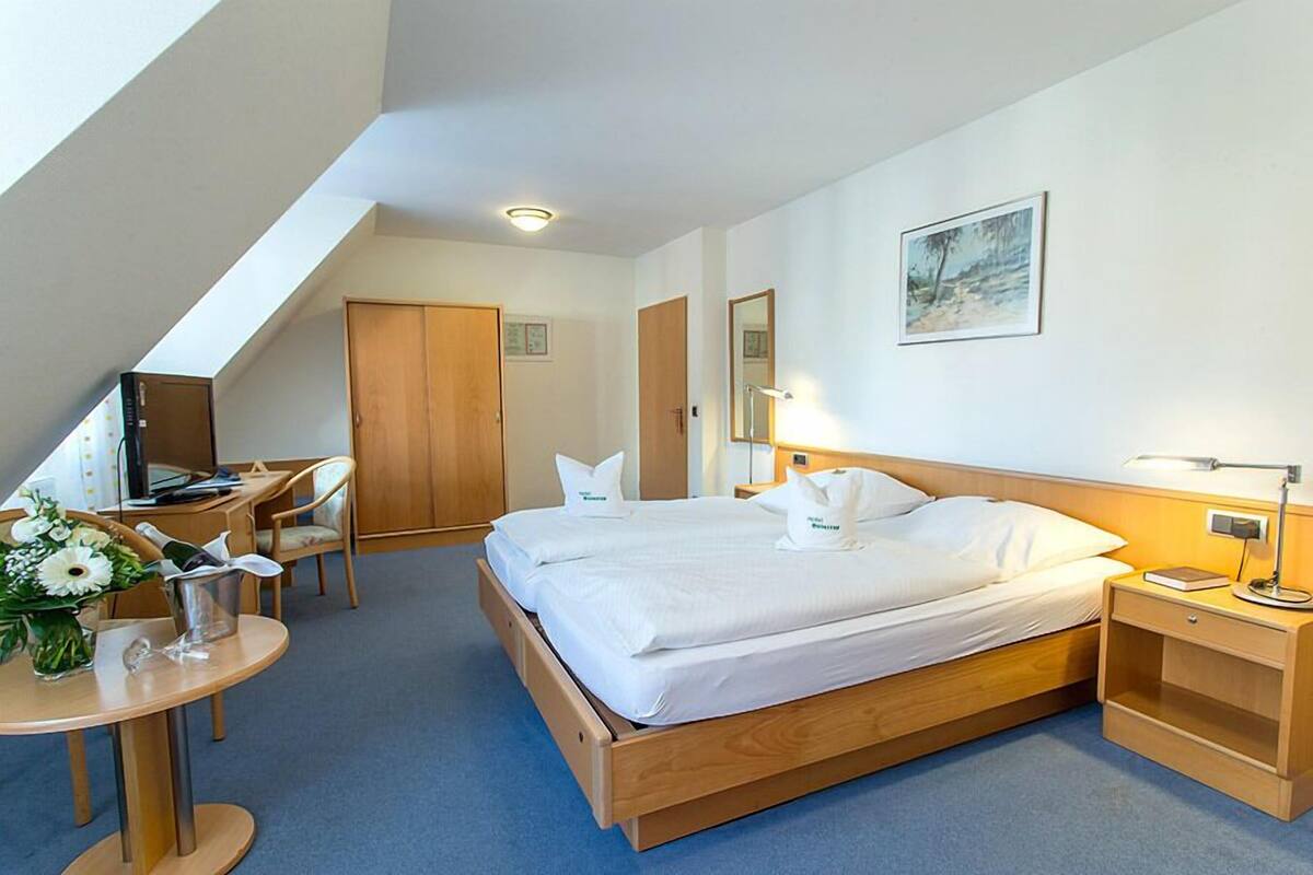Comfort Double Room | In-room safe, desk, WiFi (free)