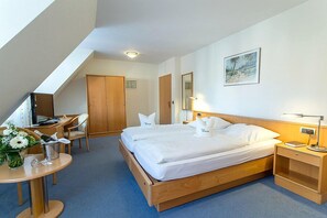 Dobbeltrom – comfort | Safe på rommet, skrivebord og wi-fi (inkludert)