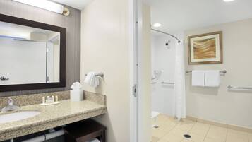 Combined shower/tub, free toiletries, hair dryer, towels