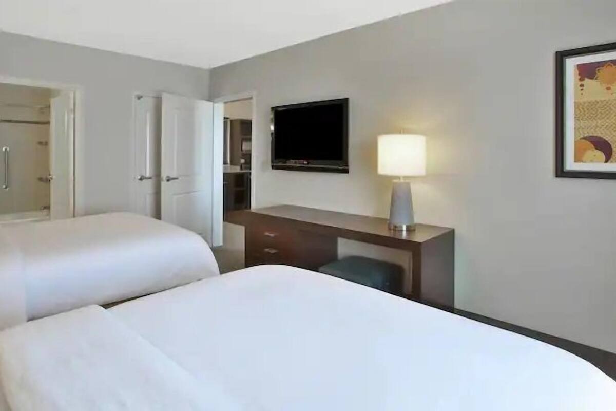 1 bedroom, pillow-top beds, in-room safe, desk