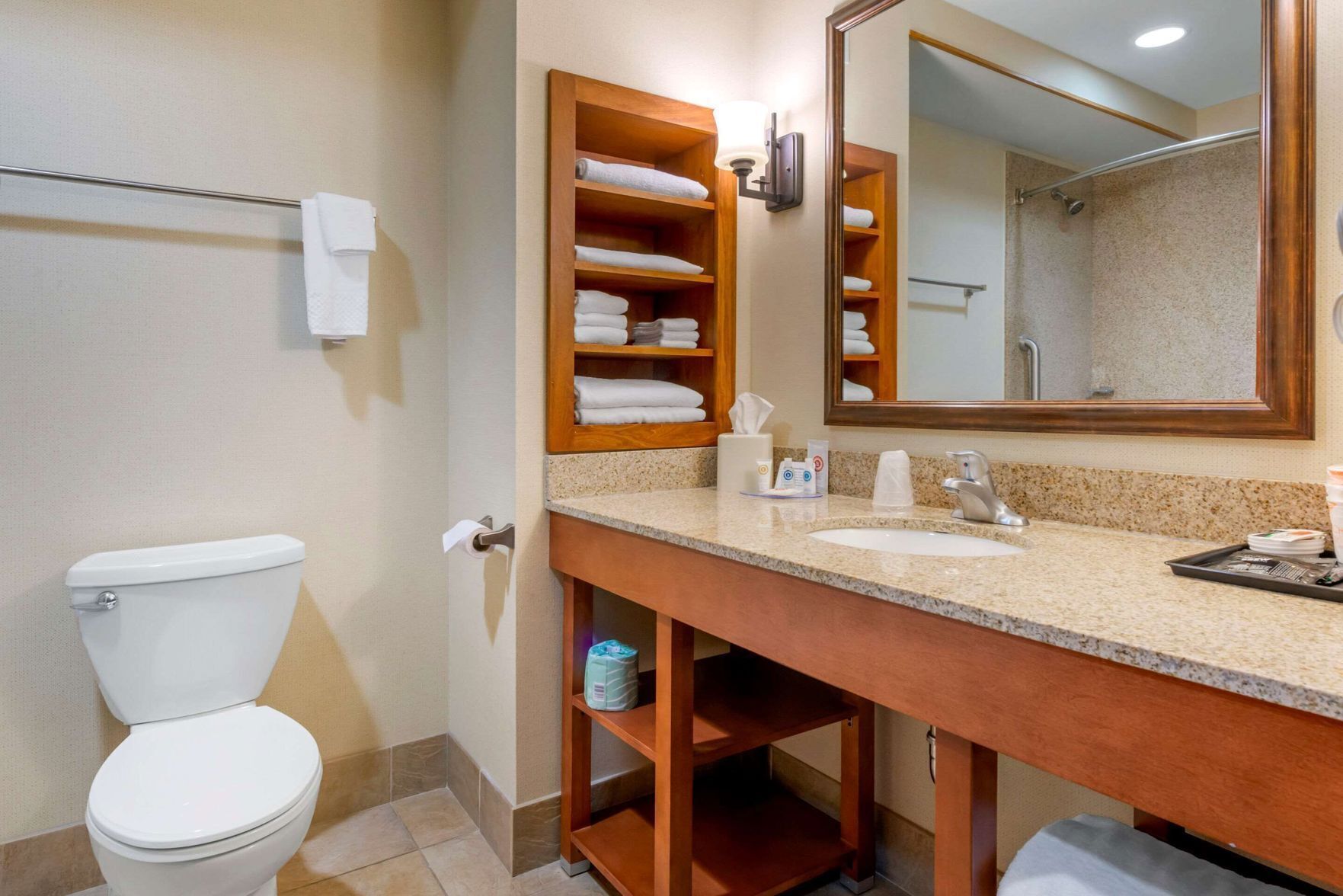 Bathroom | Combined shower/tub, free toiletries, hair dryer, towels