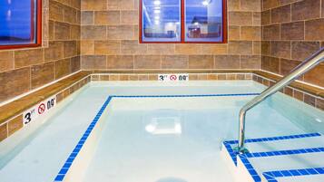 Piscina interna, espreguiçadeiras