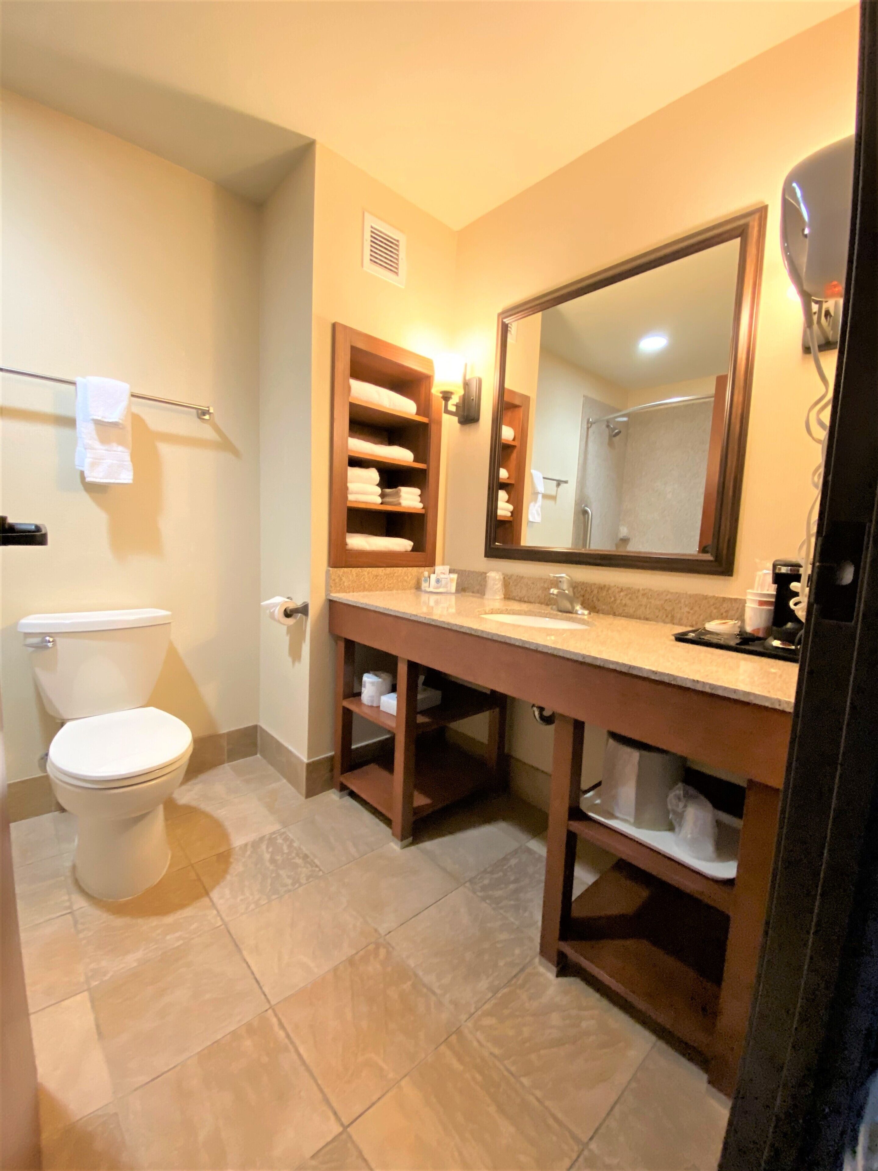 standard room, 1 king bed, non smoking | bathroom | combined shower/bathtub, free toiletries, hair dryer, towels