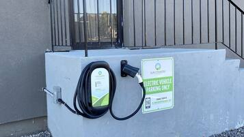 Eine Ladestation für Elektrofahrzeuge mit einem Schild, das die ausschließliche Nutzung für Elektrofahrzeuge kennzeichnet.